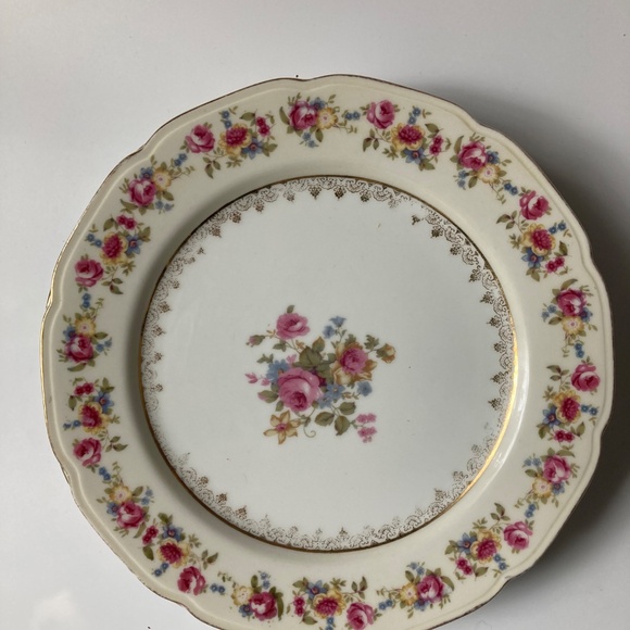 4 Vintage Gold Castle 9 1/2 inch dinner plates. Occurred Japan - Picture 4 of 4